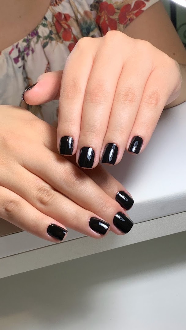 Manicure em unhas pintadas de preto, feita no Studio Rosana Beatriz