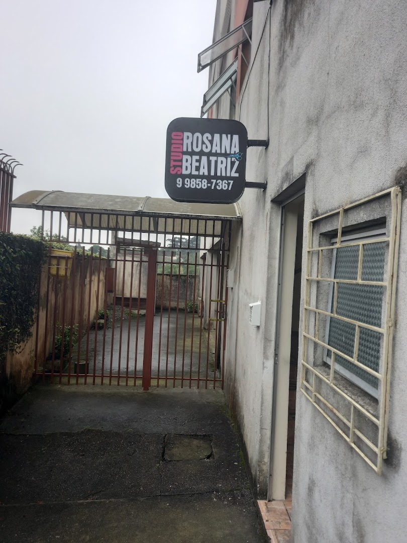 Fachada e placa do Studio Rosana Beatriz, no Bacacheri