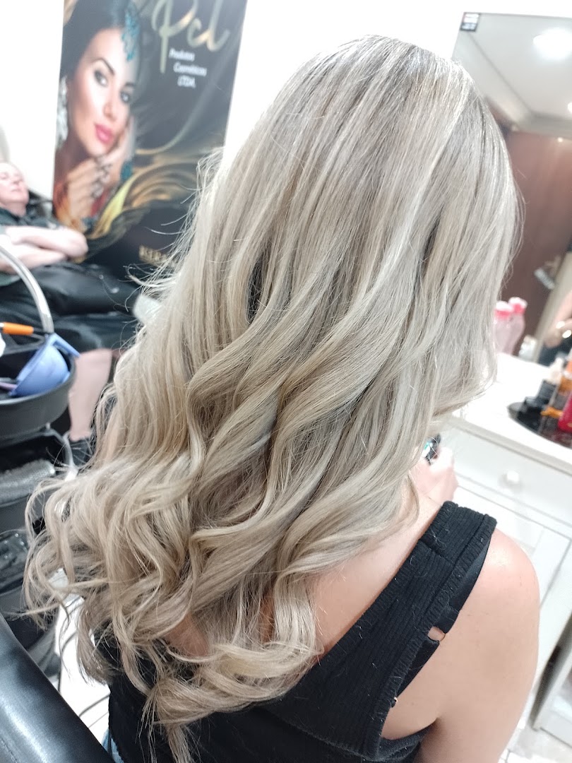 Cliente com mechas loiras feitas no Studio Rosana Beatriz, no Bacacheri